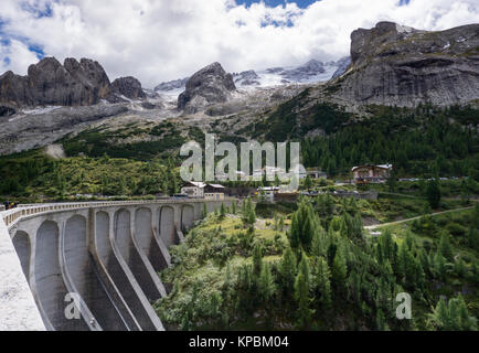 Talsperre am Passo Fedaia mit der Marmelade im Hintergrund in Südtirol. Stockfoto