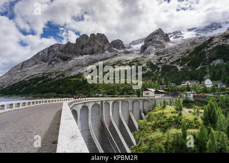 Talsperre am Passo Fedaia mit der Marmelade im Hintergrund in Südtirol. Stockfoto