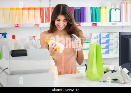 Verkäuferin an der Kasse Scannen Produkt im Laden Stockfoto