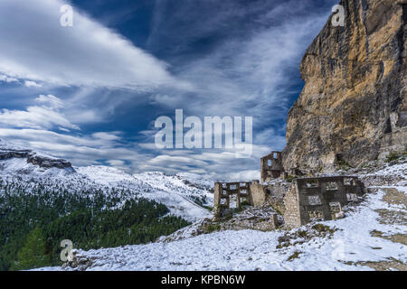 Die Dolomiten Landschaft nach einem Schneefall im Spätherbst mit Ruinen eines Weltkrieges eine Festung Stockfoto