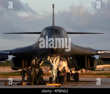 Ein US Air Force B-1B Lancer strategischer Bomber Flugzeug sitzt auf der Landebahn am Anderson Air Force Base, 27. November 2017 in Yigo, Guam. Stockfoto