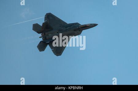 Ein US Air Force F-22 Raptor stealth Tactical Fighter Aircraft fliegt über die Joint Base Andrews während einer air show Generalprobe am 18. September 2015 in der Nähe von Clinton, Maryland. Stockfoto
