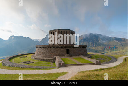 Weltkrieg ein Denkmal in der Nähe des Passo Pordoi in Südtirol in den italienischen Dolomiten Stockfoto