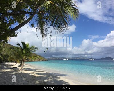 Weißer Sand und türkisfarbenes Wasser bei Salomon Strand Mai 5, 2016 in St. John, US Virgin Islands. Stockfoto