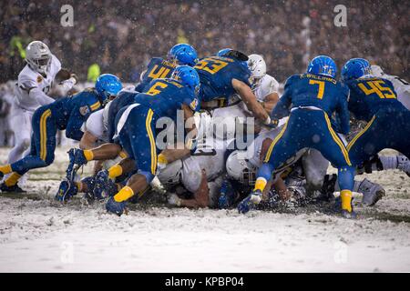 Us Army und US-Navy Fußballspieler Stapel übereinander in einem bei der U.S. Army Military Academy in West Point schwarzen Ritter versus US Naval Academy Marinemidshipmen Fußballspiel an der Lincoln Financial Field Dezember 9, 2017 in Philadelphia, Pennsylvania. Stockfoto