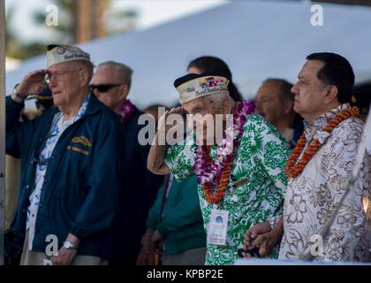 Us-Weltkriegveterane render Ehren während der 76. Jahrestag der Anschläge von Pearl Harbor und Oahu Zeremonie am Joint Base Pearl Harbor-Hickam Dezember 7, 2017 in Pearl Harbor, Hawaii. Stockfoto