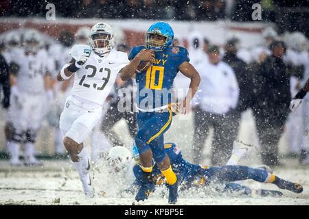 U.S. Navy zurück laufen Malcom Perry zählt einen Touchdown in der U.S. Army Military Academy West Point schwarzen Ritter versus US Naval Academy Marinemidshipmen Fußballspiel an der Lincoln Financial Field Dezember 9, 2017 in Philadelphia, Pennsylvania. Stockfoto