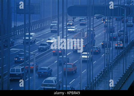 1990 historischen Verkehr im Nebel die GEORGE WASHINGTON BRIDGE NEW YORK CITY USA Stockfoto