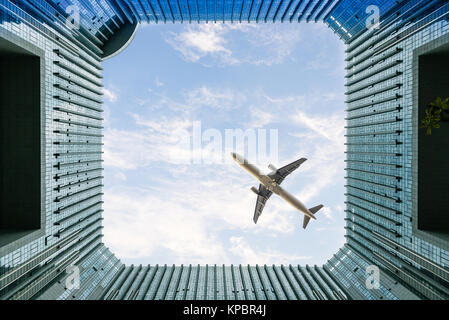 Direkt unterhalb der Flugzeug in der Mitte der Gebäude. Stockfoto