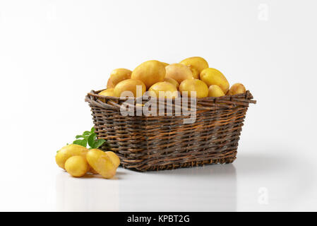 Korb mit Kartoffeln Stockfoto