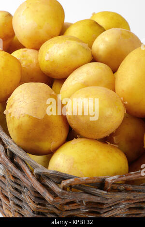 Korb mit Kartoffeln Stockfoto