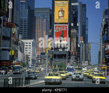 1992 historische GELBE TAXIS TIMES SQUARE MANHATTAN NEW YORK CITY USA Stockfoto