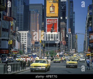 1992 historische GELBE TAXIS TIMES SQUARE MANHATTAN NEW YORK CITY USA Stockfoto