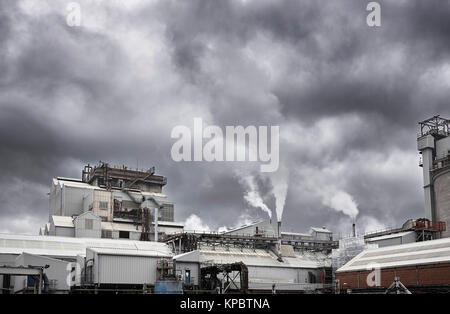 Dampf, der aus der Industriellen Werke in der Nähe von Northwich Stockfoto