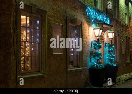 Old Manse Hotel weihnachten Lichter in der Nacht im Bourton auf dem Wasser, Cotswolds, Gloucestershire, Englandfairy leuchtet Stockfoto