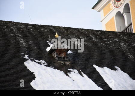 Westendorf, Kirche, Kirche, Kirchturm, Dach, Schindeldach, Winter, Kirchturmuhr Stockfoto