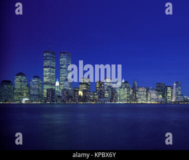 1993 historische Twin Towers (© MINORU YAMASAKI 1973) DOWNTOWN SKYLINE HUDSON RIVER MANHATTAN NEW YORK CITY USA Stockfoto