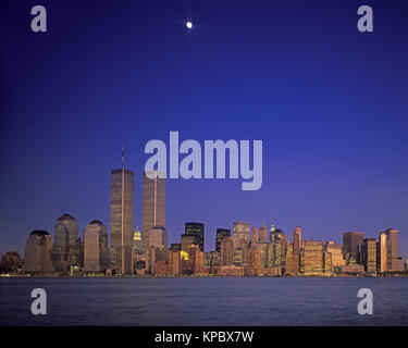 1993 historische Twin Towers (© MINORU YAMASAKI 1973) DOWNTOWN SKYLINE HUDSON RIVER MANHATTAN NEW YORK CITY USA Stockfoto