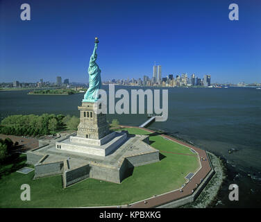 1994 historische FREIHEITSSTATUE (© F A BARTHOLDI 1886) Twin Towers (© MINORU YAMASAKI 1973) DOWNTOWN SKYLINE NEW YORK HAFEN NEW YORK CITY USA Stockfoto