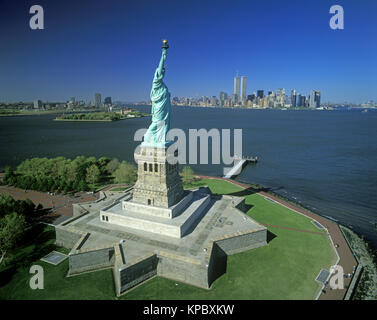 1994 historische FREIHEITSSTATUE (© F A BARTHOLDI 1886) Twin Towers (© MINORU YAMASAKI 1973) DOWNTOWN SKYLINE NEW YORK HAFEN NEW YORK CITY USA Stockfoto