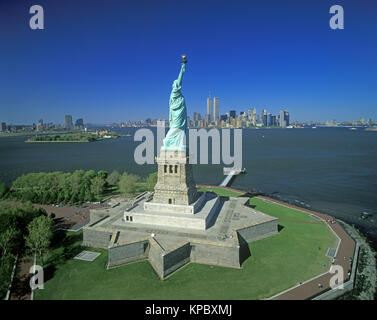 1994 historische FREIHEITSSTATUE (© F A BARTHOLDI 1886) Twin Towers (© MINORU YAMASAKI 1973) DOWNTOWN SKYLINE NEW YORK HAFEN NEW YORK CITY USA Stockfoto