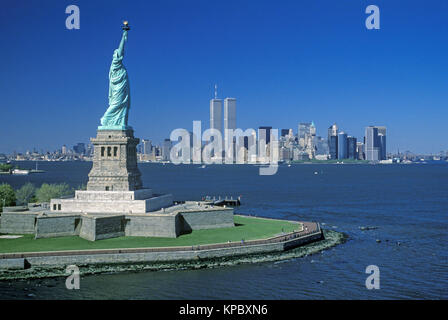 1994 historische FREIHEITSSTATUE (© F A BARTHOLDI 1886) Twin Towers (© MINORU YAMASAKI 1973) DOWNTOWN SKYLINE NEW YORK HAFEN NEW YORK CITY USA Stockfoto