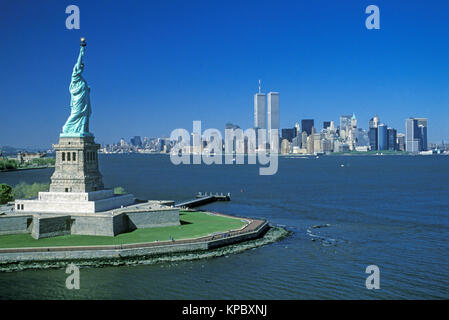 1994 historische FREIHEITSSTATUE (© F A BARTHOLDI 1886) Twin Towers (© MINORU YAMASAKI 1973) DOWNTOWN SKYLINE NEW YORK HAFEN NEW YORK CITY USA Stockfoto