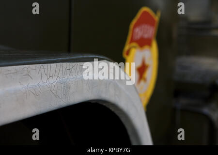 Weiße Risse im Lack auf ein Mud-Guard einer alten russischen Militär-LKW Stockfoto