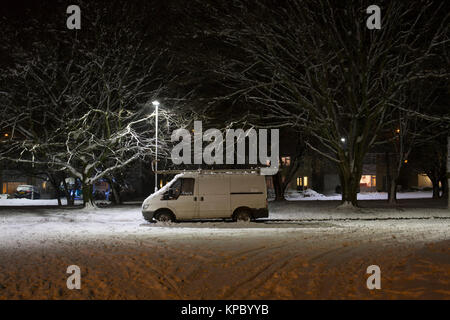 Ein Transporter Geparkt auf der Seite einer Straße in einem Herbst Winter Schnee bedeckt. Stockfoto