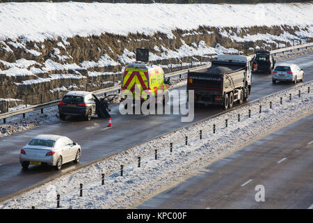 Autos und Lastwagen vorbei an einem Unfall auf der Seite des A417 außerhalb Cirencester in Großbritannien. Stockfoto