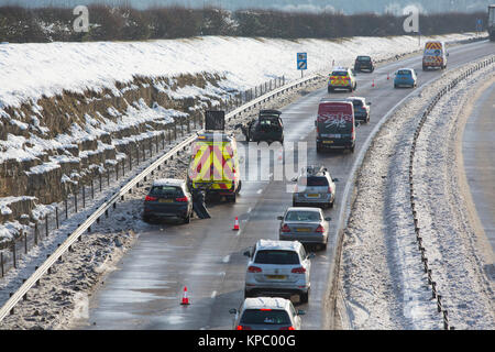 Autos und Lastwagen vorbei an einem Unfall auf der Seite des A417 außerhalb Cirencester in Großbritannien. Stockfoto