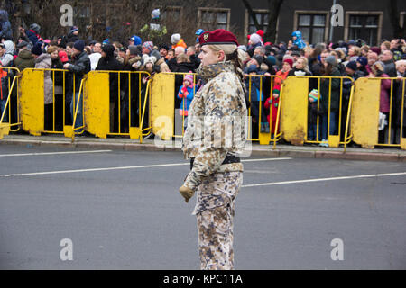 November 18, 2017. Portret der Lettischen Militärpolizei Soldat Frauen. NATO-Soldaten bei der Militärparade in Riga, Lettland. Stockfoto