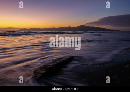 Marine bei Sonnenuntergang Long-Exposure (Kapiti Coast, Neuseeland) Stockfoto