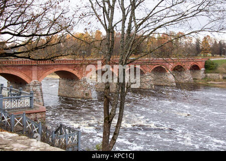 Alten Ziegel Brücke über Fluss Venta in Kuldiga, Lettland. Stockfoto