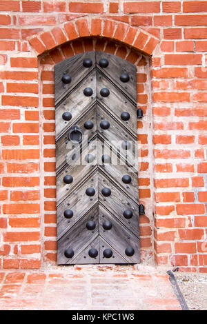Alte Metall und Holz Tür in eine Mauer auf der Burg in Burg Turaida, Lettland Stockfoto