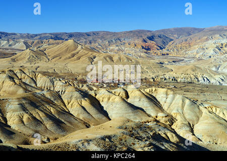 Lo Manthang, Hauptstadt der oberen Mustang, gesehen aus einer Entfernung inmitten einer kargen wüstenhaft Landschaft. Stockfoto