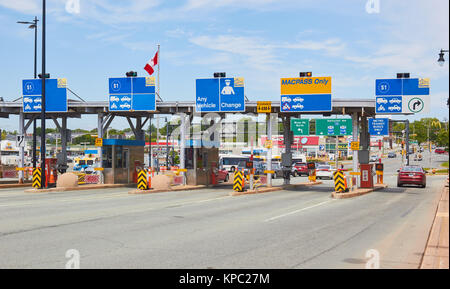 Mauthäuschen, Angus L Macdonald Federung und Maut Brücke über den Hafen von Halifax, Halifax, Nova Scotia, Kanada. Von Philip Louis Pratley konzipiert Stockfoto