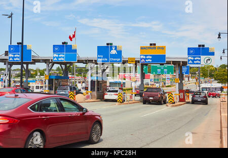 Mauthäuschen, Angus L Macdonald Federung und Maut Brücke über den Hafen von Halifax, Halifax, Nova Scotia, Kanada. Von Philip Louis Pratley konzipiert Stockfoto