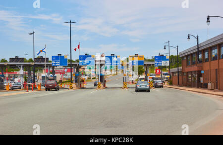 Mauthäuschen, Angus L Macdonald Federung und Maut Brücke über den Hafen von Halifax, Halifax, Nova Scotia, Kanada. Von Philip Louis Pratley konzipiert Stockfoto