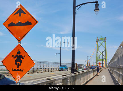 Angus L Macdonald Federung und Toll Bridge (eröffnet 1955) Kreuzung Hafen von Halifax, Halifax, Nova Scotia, Kanada. Von Philip Louis Pratley konzipiert. Stockfoto