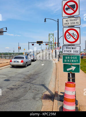 Angus L Macdonald Federung und Toll Bridge (eröffnet 1955) Kreuzung Hafen von Halifax, Halifax, Nova Scotia, Kanada. Von Philip Louis Pratley konzipiert. Stockfoto