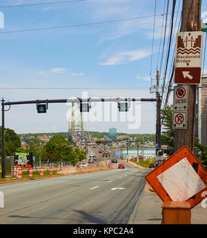 Angus L Macdonald Federung und Toll Bridge (eröffnet 1955) Kreuzung Hafen von Halifax, Halifax, Nova Scotia, Kanada. Von Philip Louis Pratley konzipiert. Stockfoto