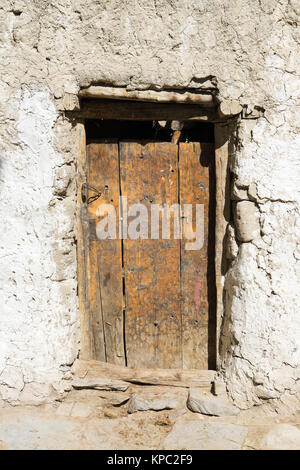 Alten verwitterten hölzernen Tür eines Hauses in Lo Manthang, Upper Mustang, Nepal. Stockfoto