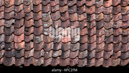 Alten grunge bemoosten Ziegeldach Textur Stockfoto