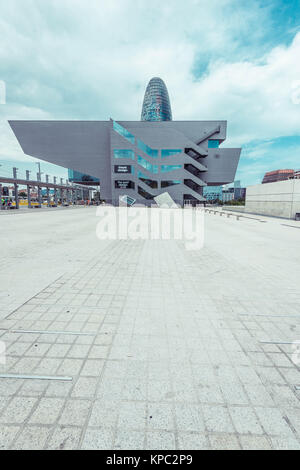 Der Barcelona Design Museum ist ein eckiger Metall verkleideten Struktur entworfen von lokalen Studio MBM Arquitectes Stockfoto