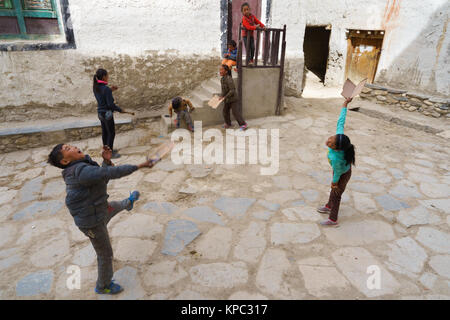 Tibetische Kinder beim Spielen, Lo Manthang, Upper Mustang, Nepal. Stockfoto