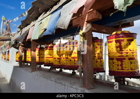 In der Nähe von buddhistischen Gebetsmühlen auf ein mani Mauer in Lo Mantang, Upper Mustang, Nepal. Stockfoto