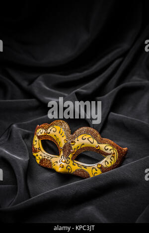 Gelbe Karnevalsmaske Stockfoto