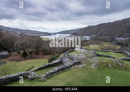 Die Aussicht von Dolbadarn Schloss, über Llyn Padarn See, gelegen an der Basis von Llanberis Pass, Gwynedd, Snowdonia National Park, North Wales. Stockfoto