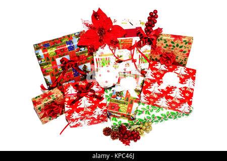 Weihnachten Geschenke in Boxen und Taschen, die in thematische Papier gewickelt. Dekorationen mit roten Blumen, Weihnachten weiß und Golden Globes und Tannenzapfen Stockfoto